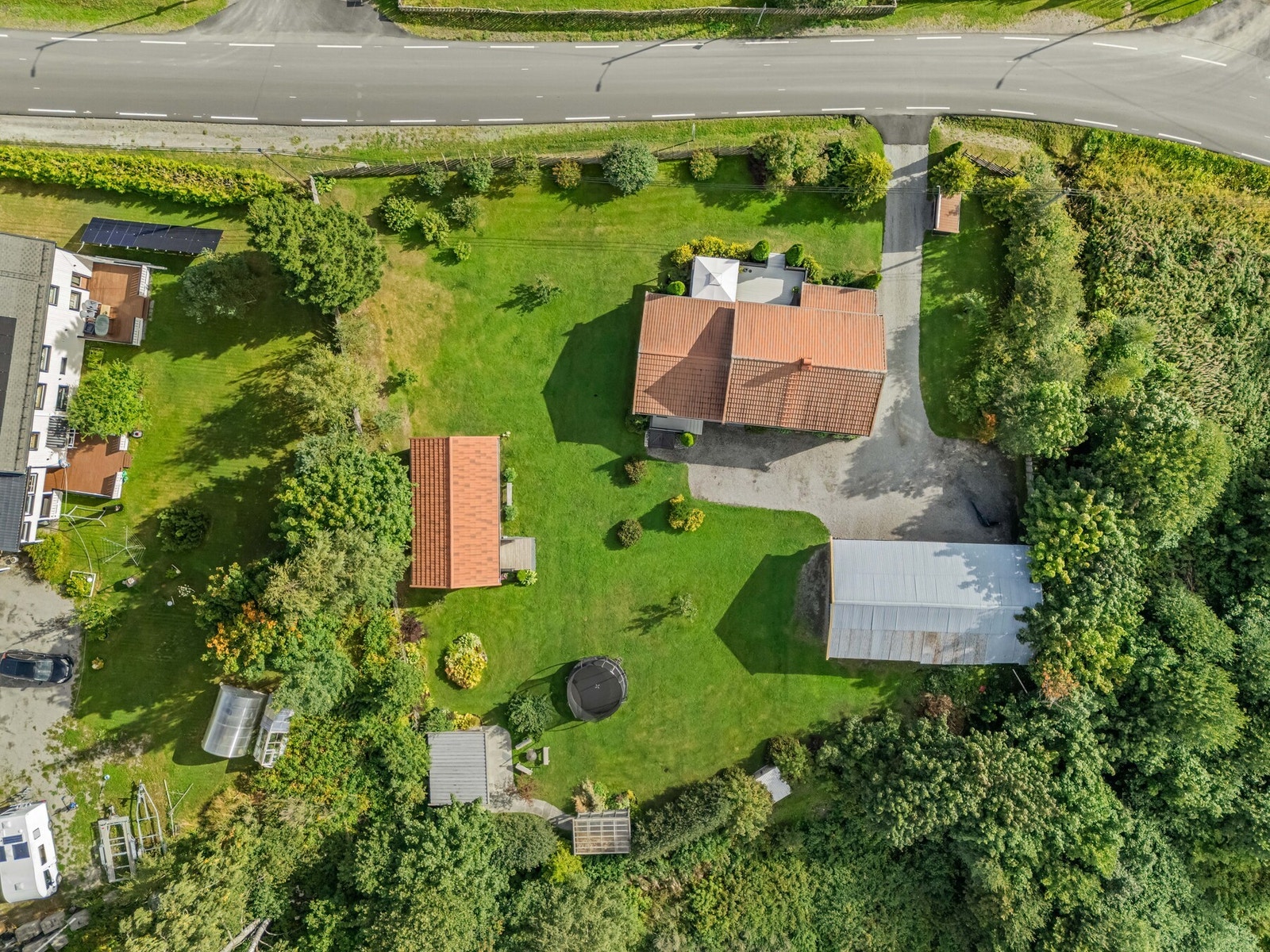 Landlig idyll, god plass og en eiendom med mye å by på - Slettavegen 258 ligger fint til blant åpne jorder og grønne omgivelser, med en stor tomt og flere bygninger samlet på eiendommen. Galleribilde
