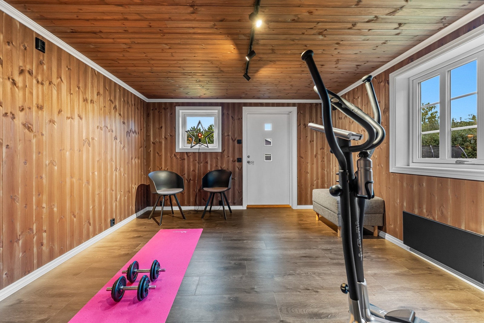 God gulvplass gir rom for både styrke- og kondisjonsutstyr, mens vinduene sørger for naturlig lys og en hyggelig atmosfære. Galleribilde