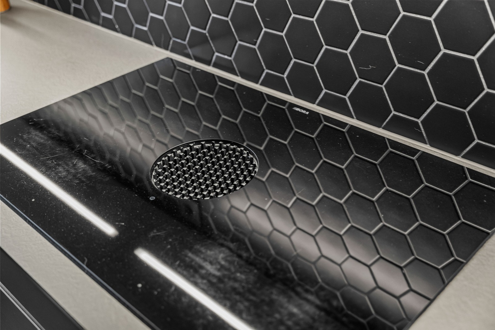 BORA X-Pure platetopp med integrert ventilator understreker kjøkkenets rene og moderne uttrykk. Galleribilde