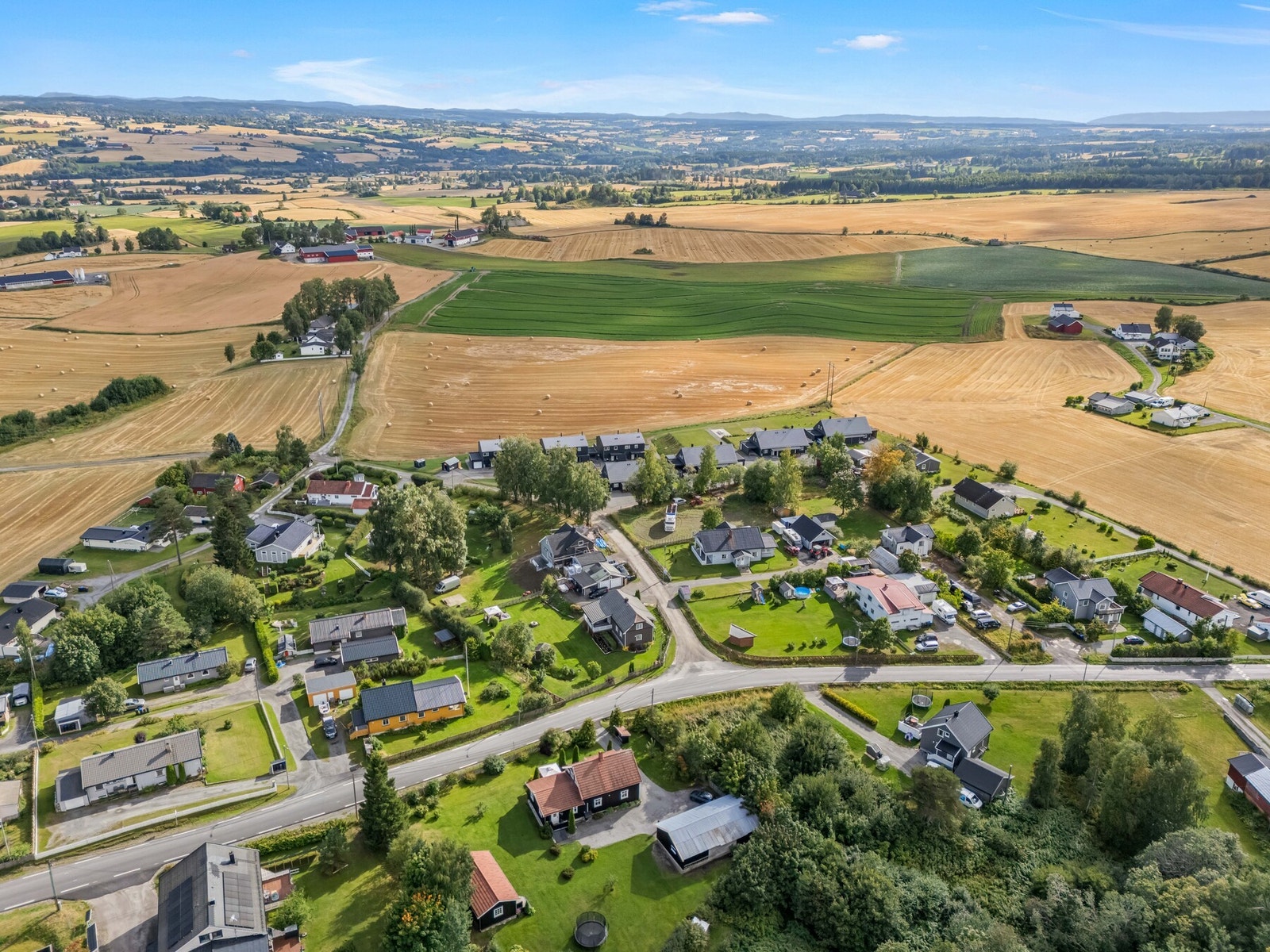 Og her avslutter vi med omgivelsene: et flott kulturlandskap med åpne jorder, spredt bebyggelse og lange utsyn - landlig og luftig, samtidig som man bor i et etablert boligmiljø. Galleribilde