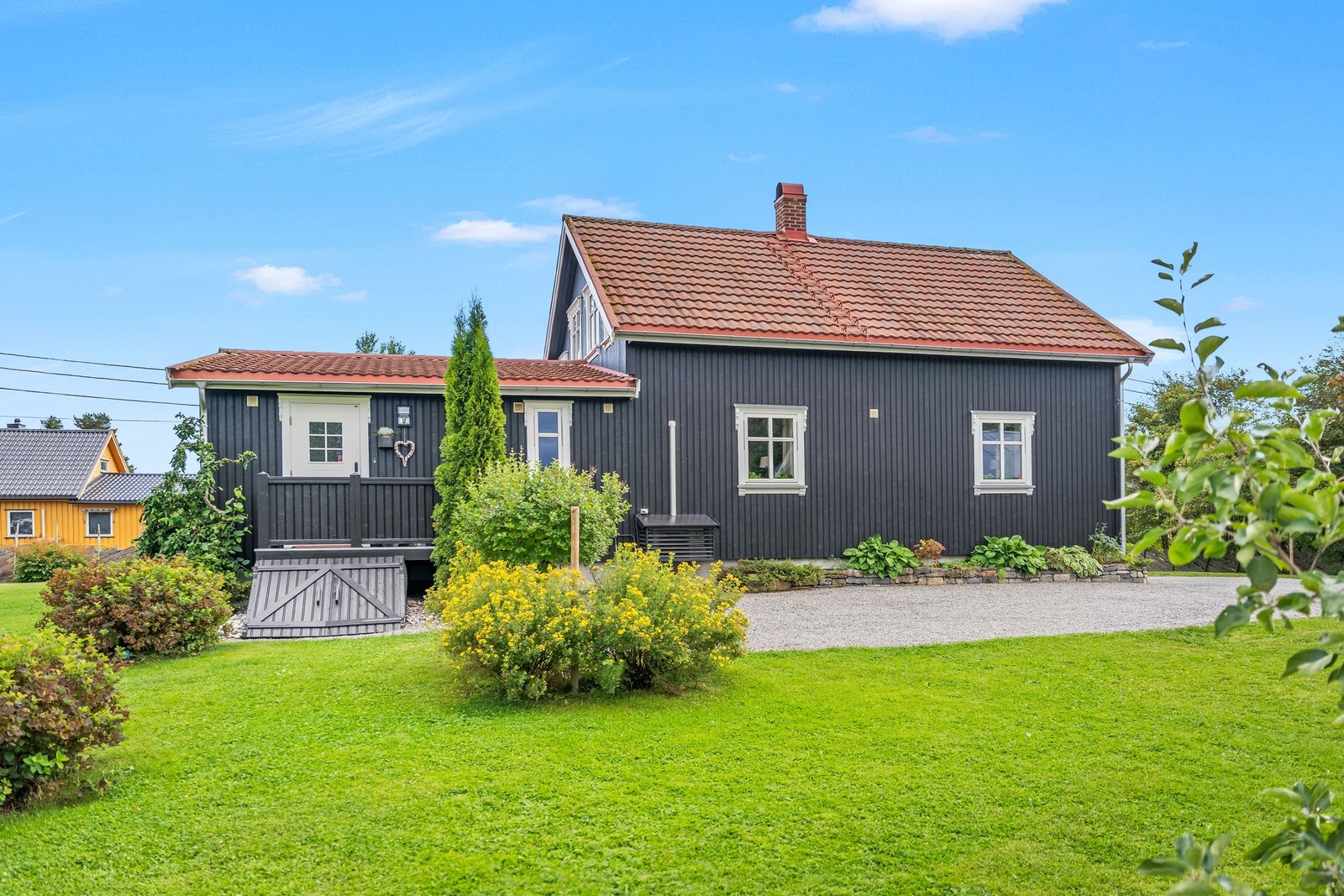 God plass til både lek, aktivitet og hyggelige sammenkomster - den store tomten og de mange uteområdene gir familien rikelig med boltreplass. Galleribilde