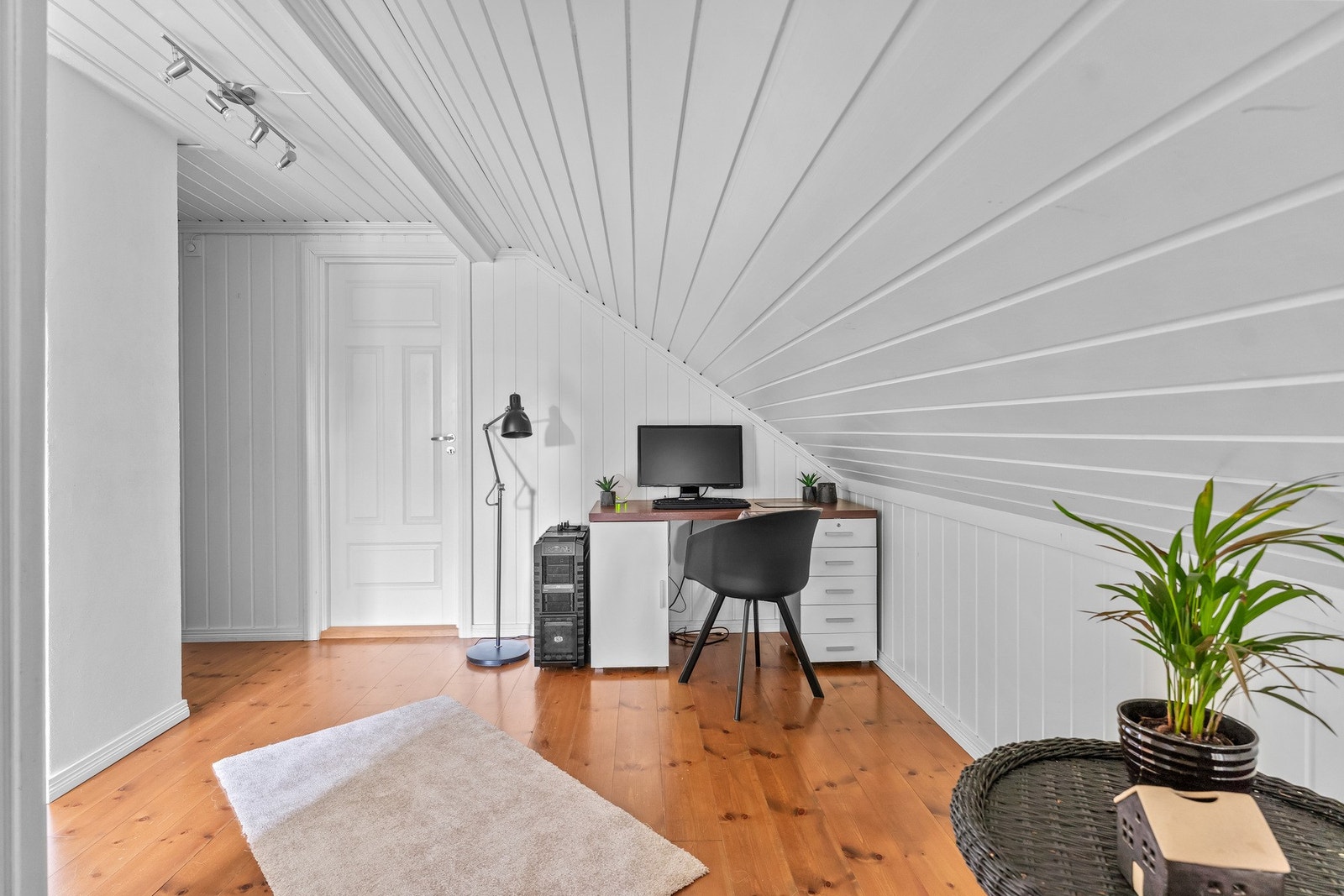 Et areal som utnyttes godt - her er det også plass til en liten arbeidsplass, perfekt til hjemmekontor, lekser eller kreative prosjekter. Galleribilde