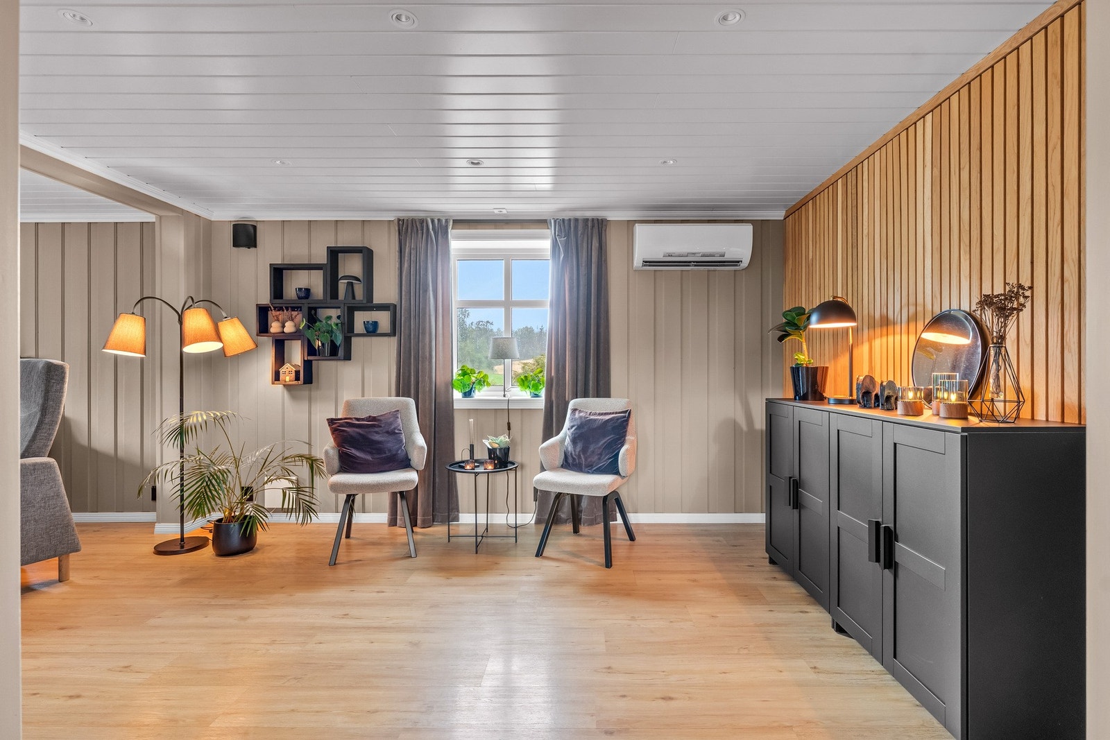 Størrelsen gir også plass til en egen, hyggelig krok - perfekt som lesesone, ekstra sittegruppe eller et roligere sted å trekke seg tilbake. Galleribilde