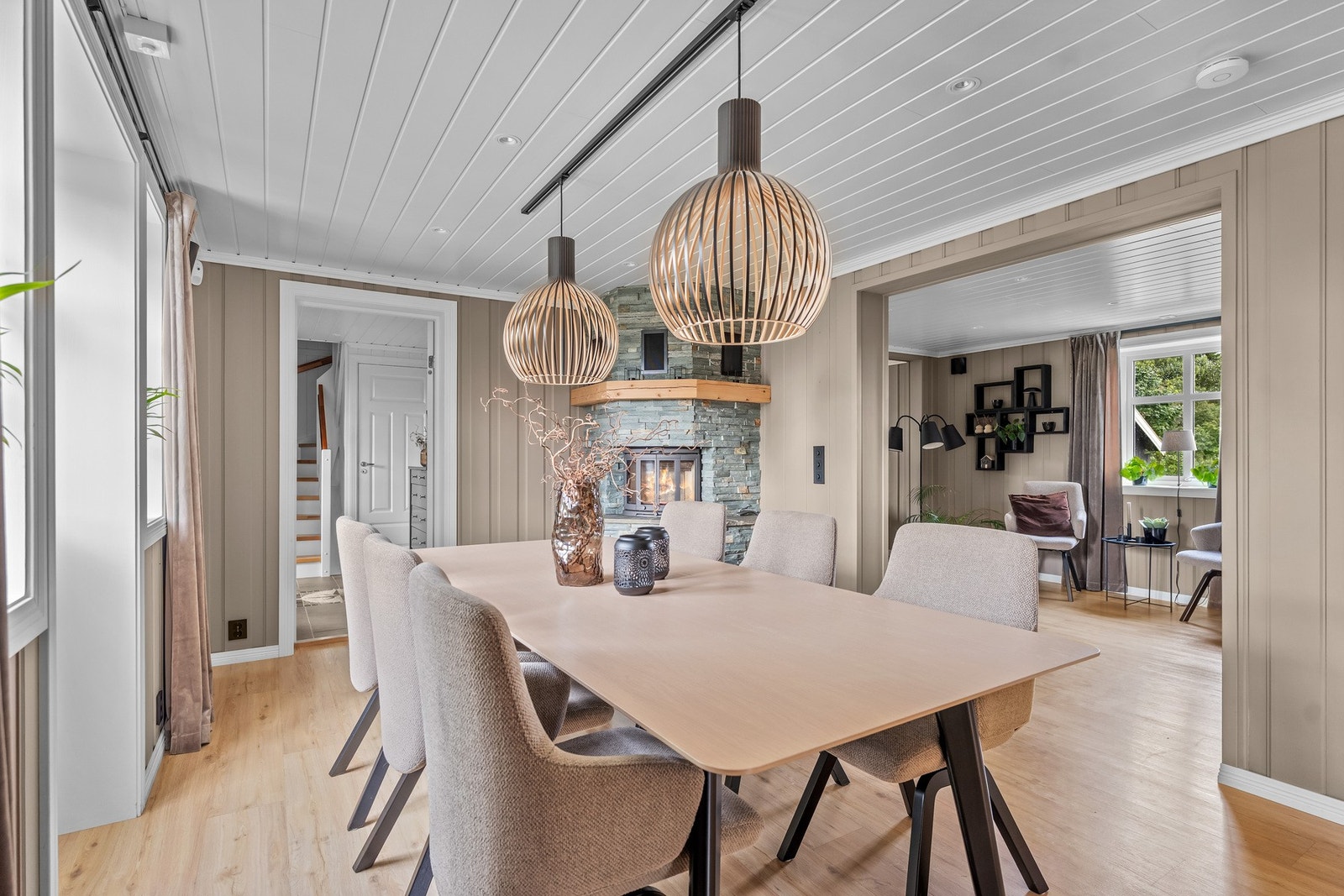 Tilbake inne venter en hyggelig spisestue med plass til det store spisebordet og peisen som et naturlig blikkfang i rommet. Galleribilde