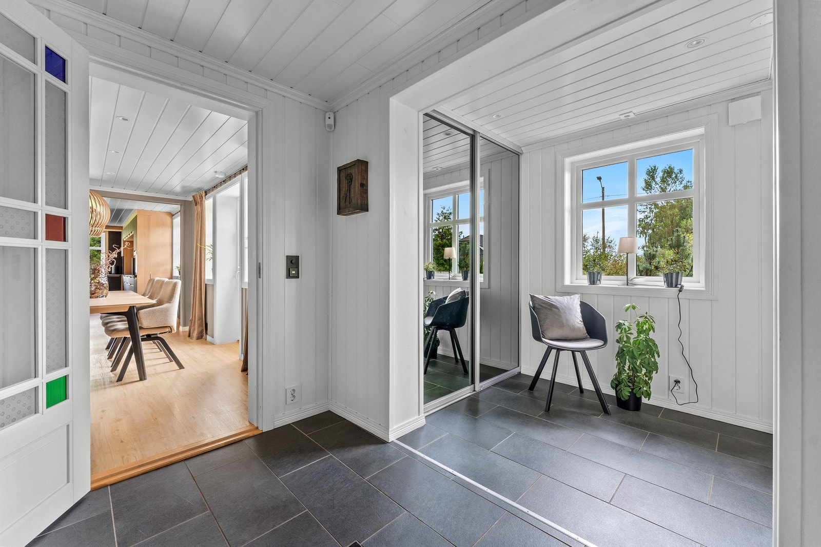 Fra entréen er det fin flyt videre inn i boligen, med spisestuen og oppholdsrommene like innenfor. Galleribilde