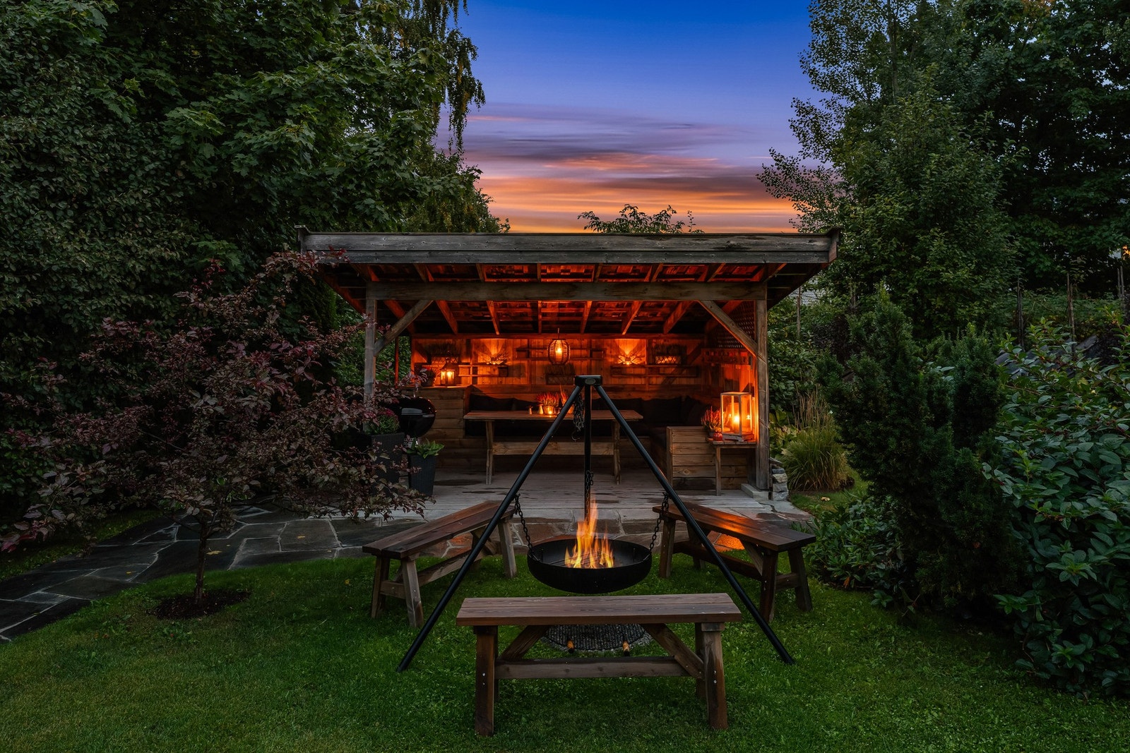 Bålpannen inviterer til å trekke sommerkveldene litt lenger - et stemningsfullt samlingspunkt når temperaturen synker og mørket faller på. Galleribilde