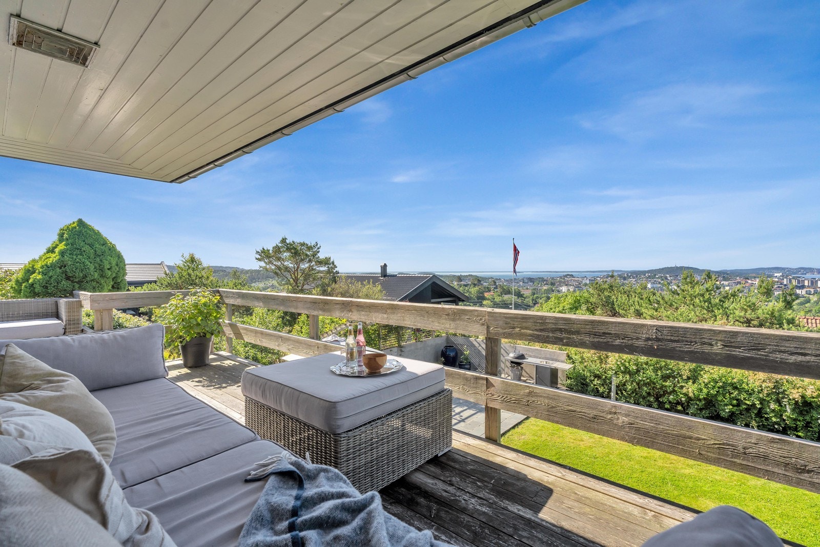 Boligen har hele 184 kvm med terrasse- og balkongarealer. Noe utskifting av terrassebord/rekkverk må påregnes. Galleribilde