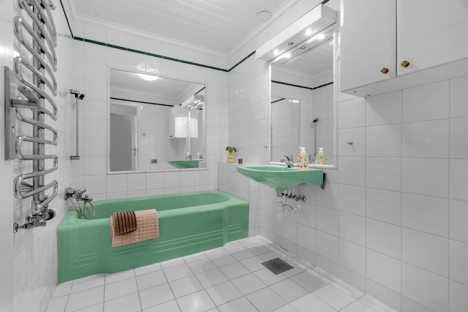Pusset opp i 1995 har gulv/vegg med fliser og panel i himling. Badekar og vask er originalt fra når huset var nytt. Galleribilde