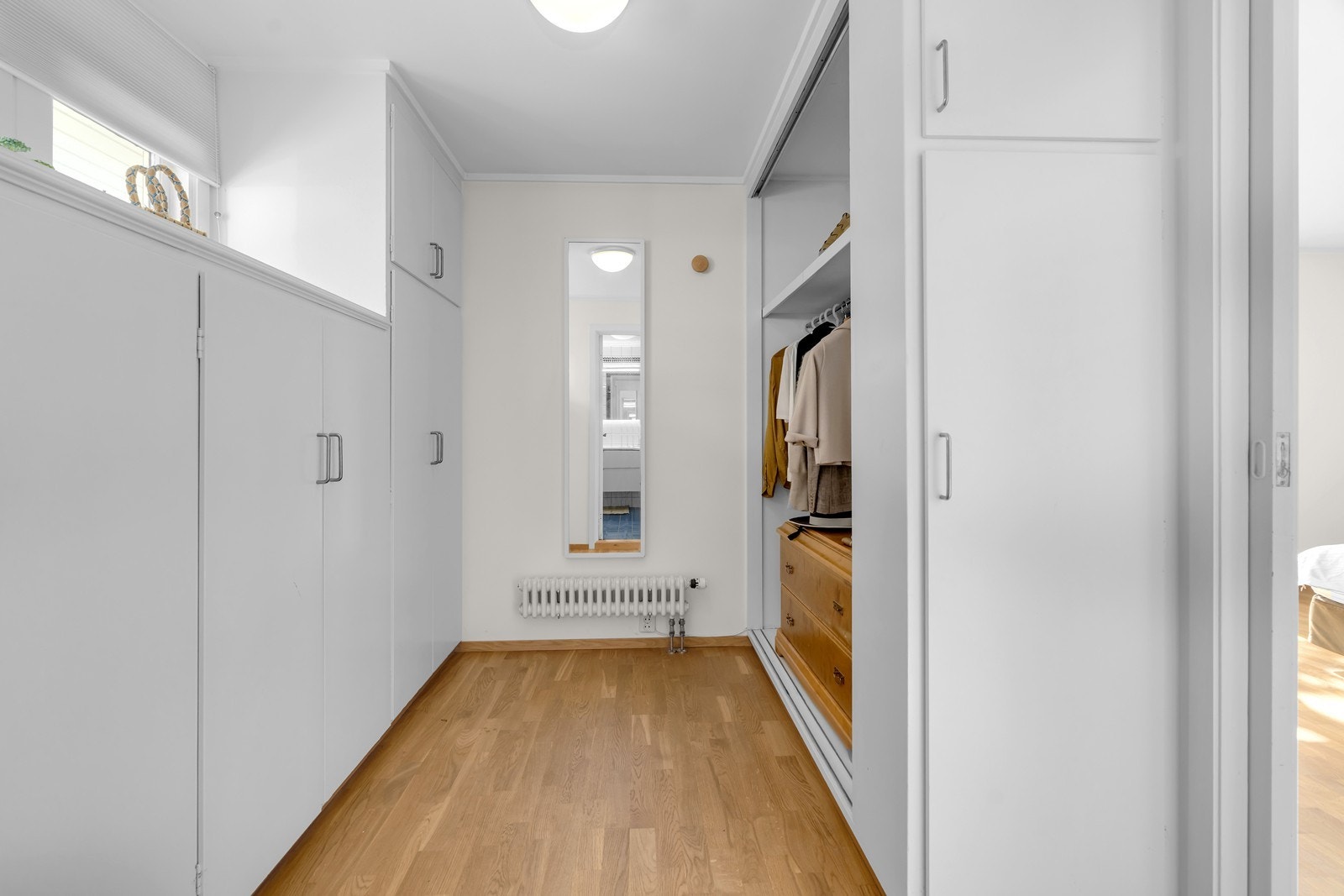 Garderobe / walk in-closet i tilknytning til hovedsoverom. Galleribilde