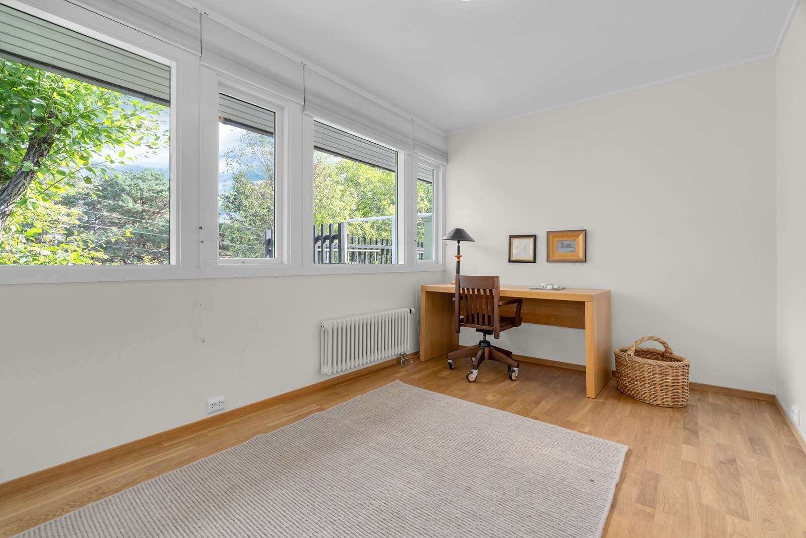 Soverom 3 i 1. etg. Hundgård og tørkeplass utenfor. Galleribilde