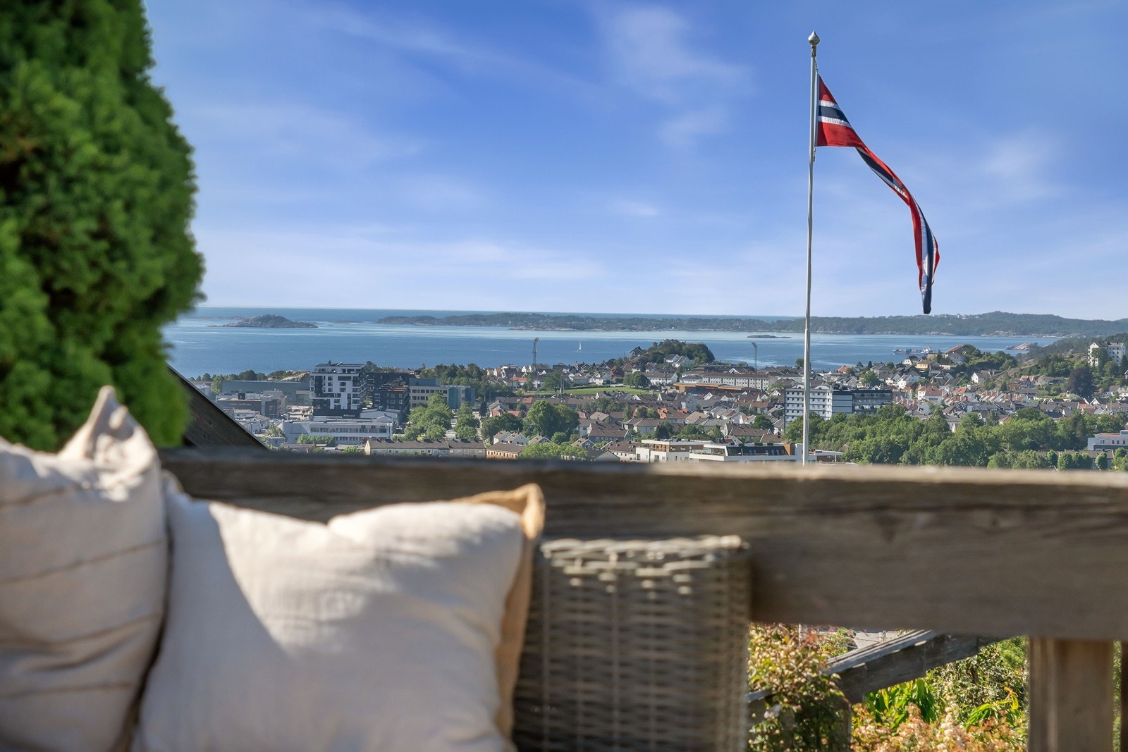 Vi har gleden av å presentere denne attraktive og romslige utsiktseiendommen! Presentert av Exbo Eiendomsmegling v/Terje Kvelland Skaara! Galleribilde