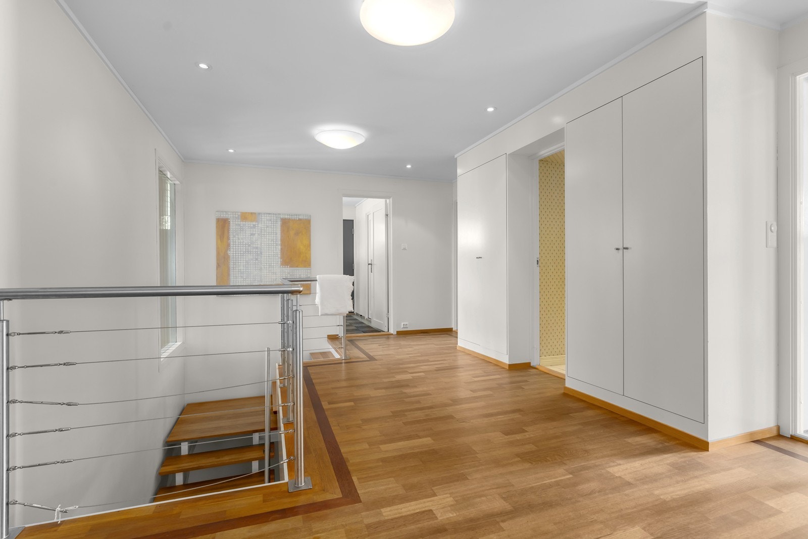 God garderobeplass i hall. Rett frem ser man ekstra inngangsparti med garderoberom. Galleribilde