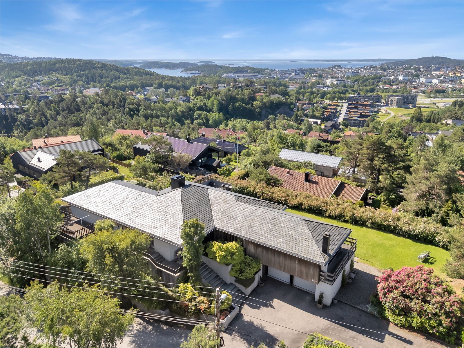 Eiendommens ligger tilbaketrukken til med flott utsyn over Kristiansand og sjøområdene utenfor. Galleribilde