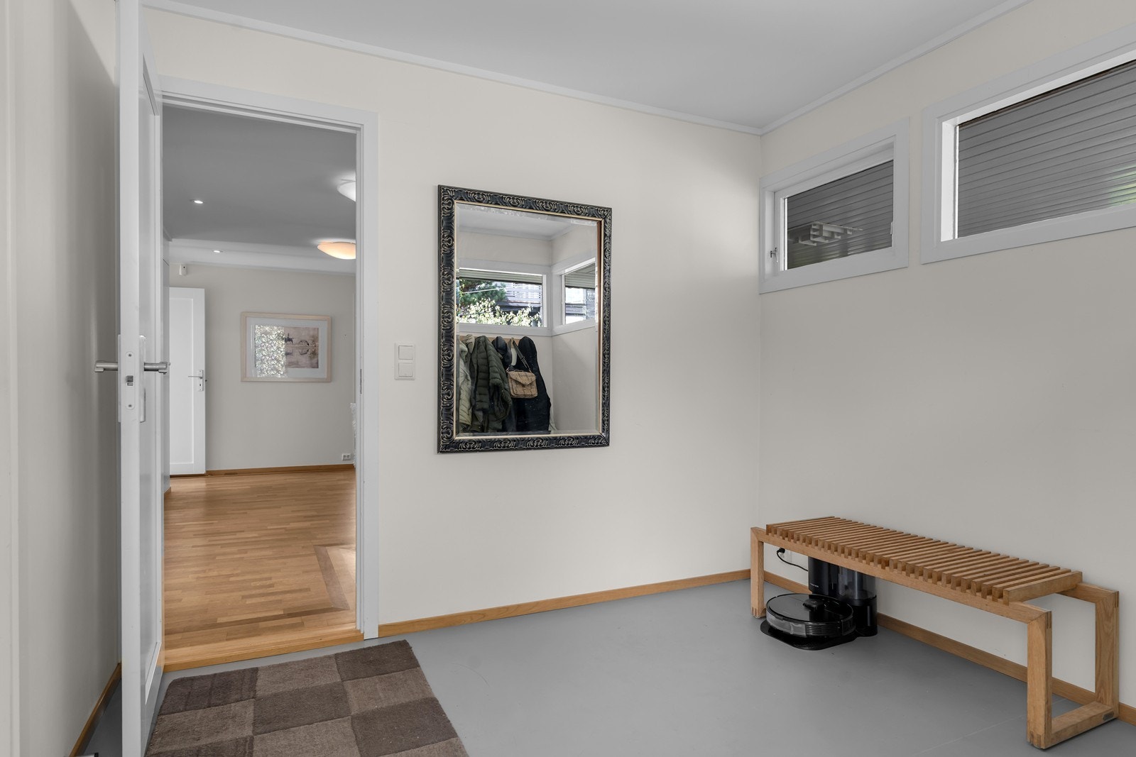 Garderobe og inngang nr 2 rett ved vaskerom. Galleribilde