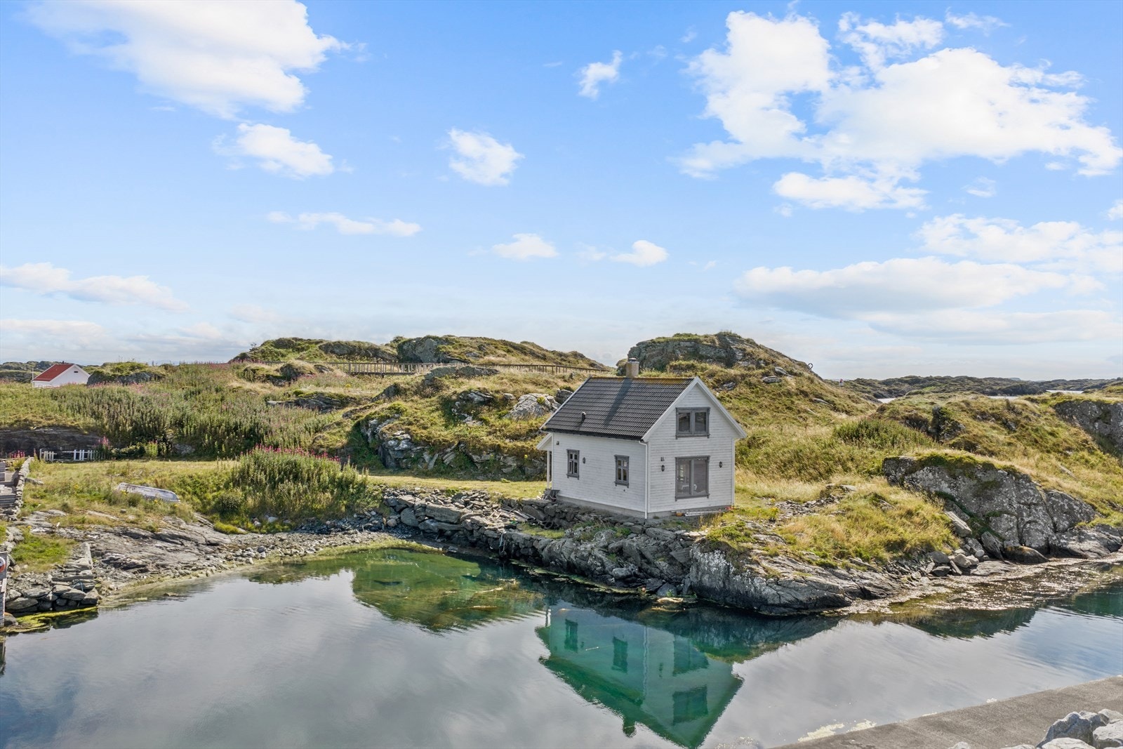 En sjelden mulighet til å eie en hytte med med sjøen helt nær. Galleribilde