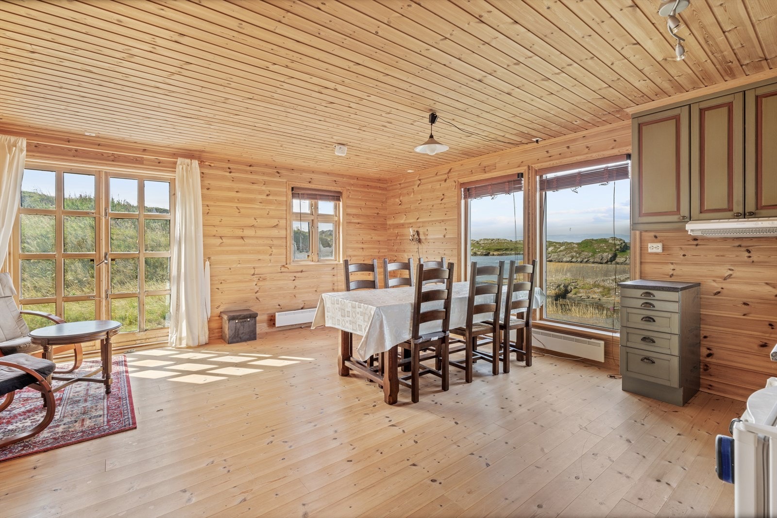 Fra stuen er det umiddelbar nærhet til sjøen, kun 7 meter fra hytteveggen. Galleribilde