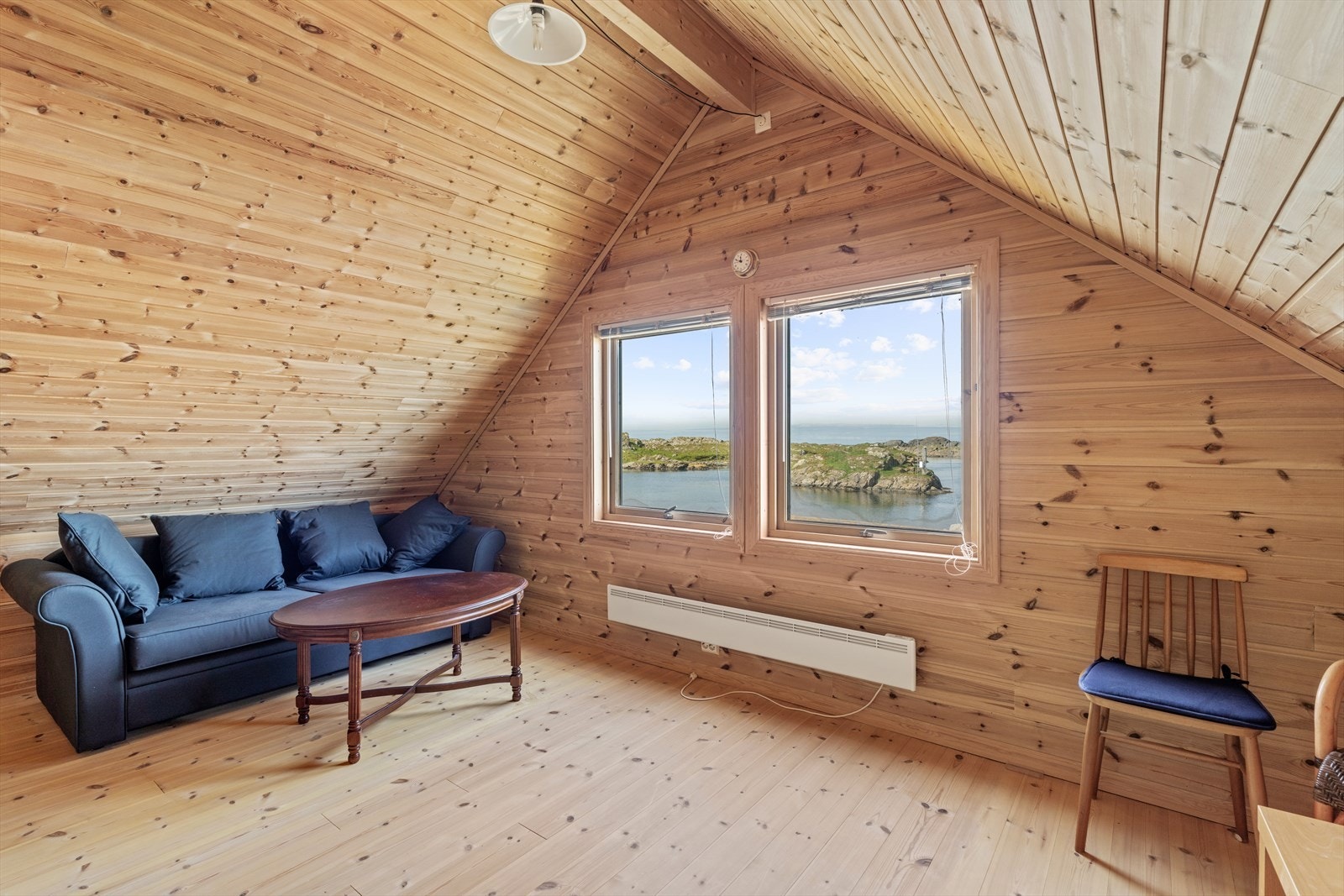 Loftstue med plass til sofagruppe og flott utsyn over vannet. Galleribilde