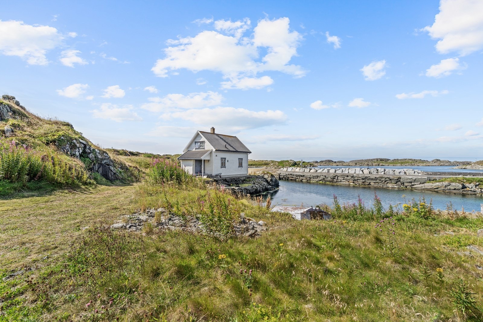Eiendommen ligger idyllisk til i vannkanten. Galleribilde