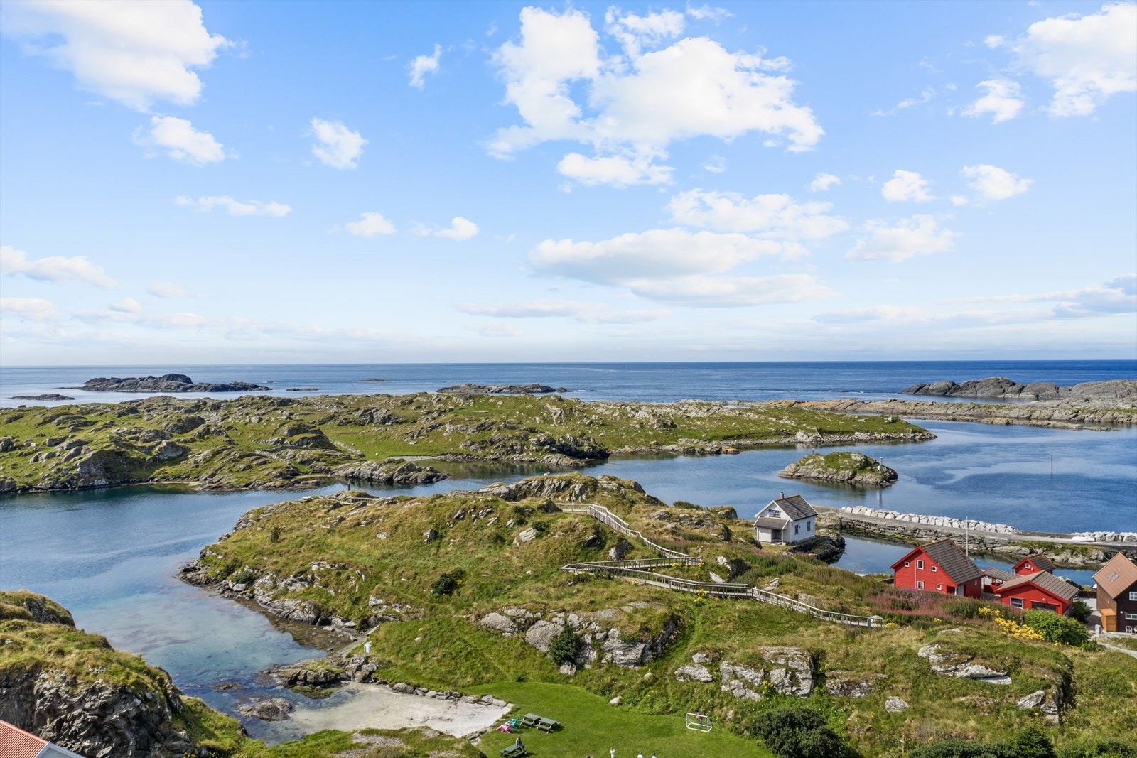Kort vei til Grøningen badeplass, kun et par minutters gange unna. Galleribilde