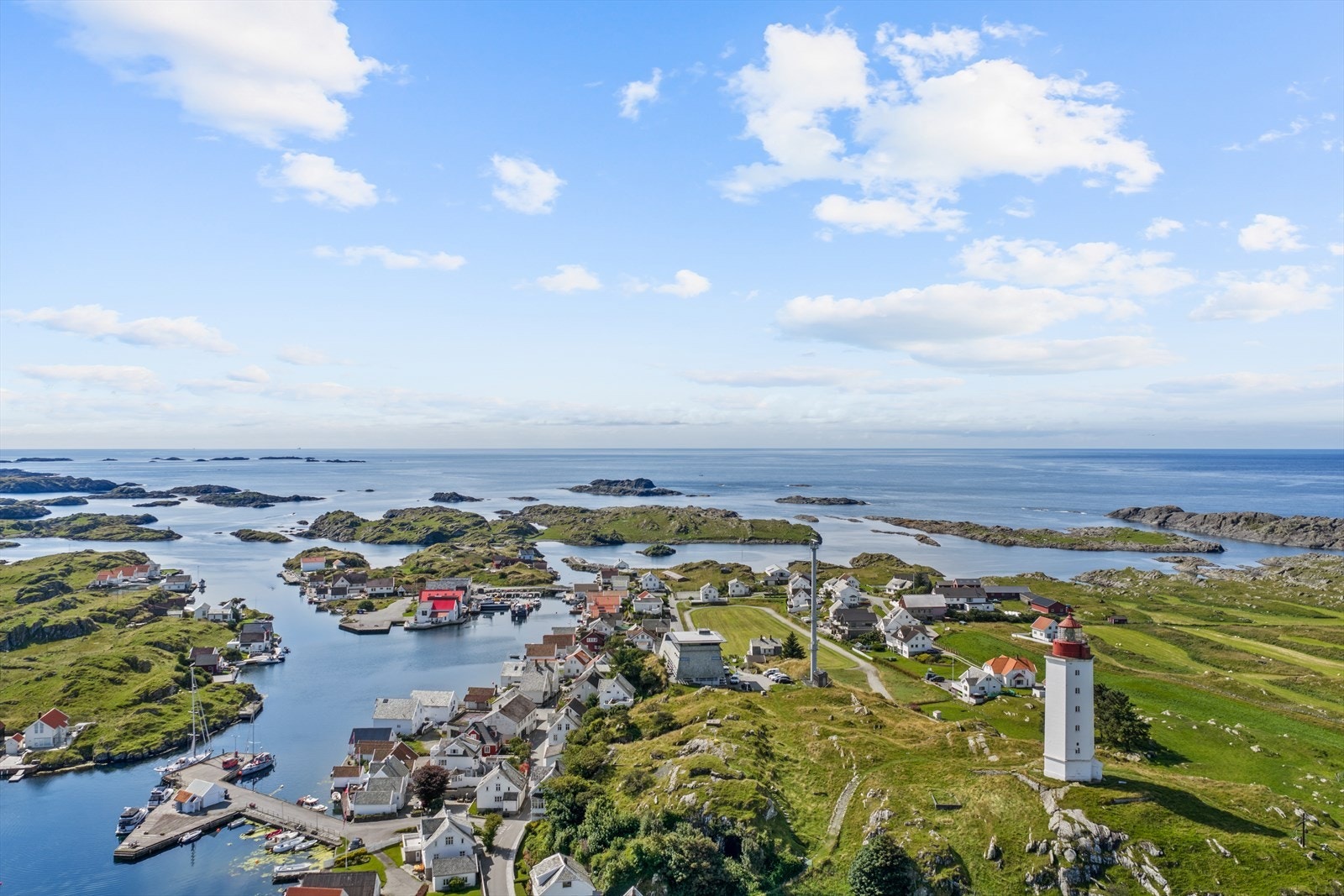 Kvitsøy fyr, Norges eldste steintårnfyr i drift, er et kjent landemerke. Galleribilde