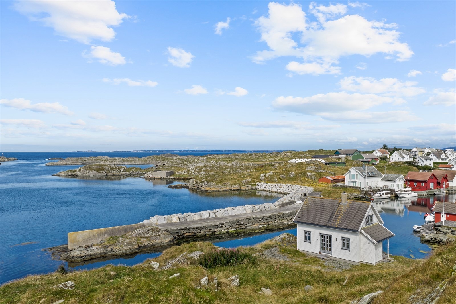Det er et aktivt og levende havnemiljø på øya. Galleribilde