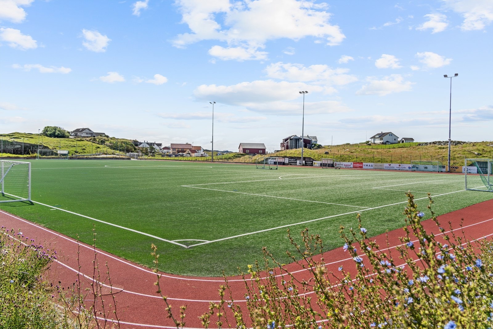 Kvitsøy stadion og aktivitetshall tilbyr fasiliteter for sport og idrett. Galleribilde