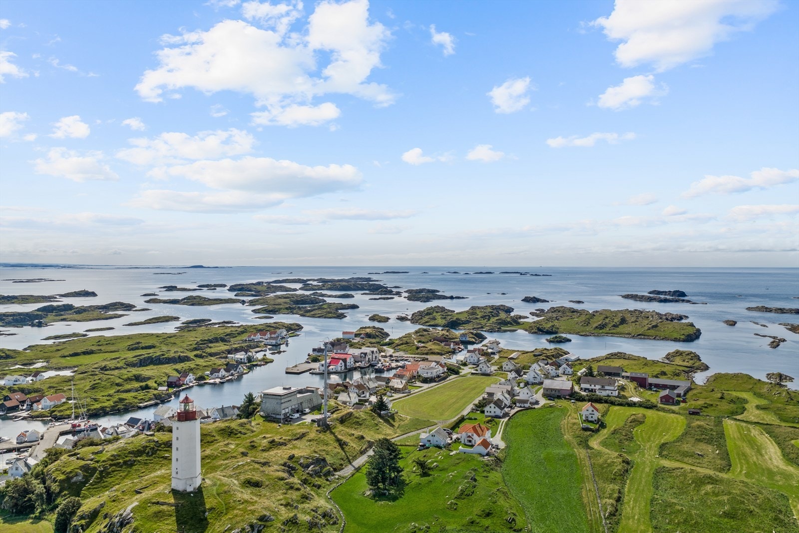 Fra eiendommen er det utsikt mot det historiske fyret. Galleribilde