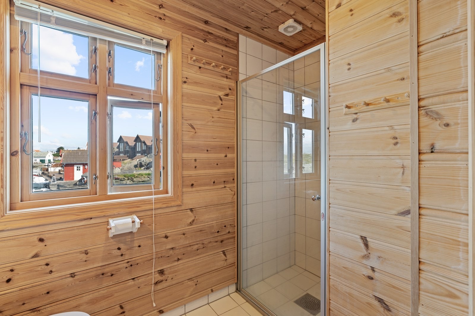 Badet har flislagt gulv med gulvvarme for økt komfort. Galleribilde