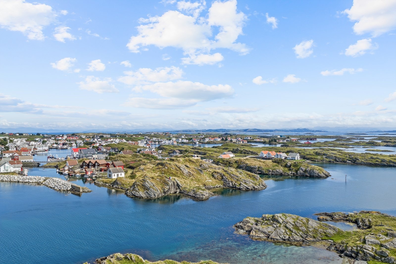 Øyriket byr på utallige holmer og skjær å utforske. Galleribilde