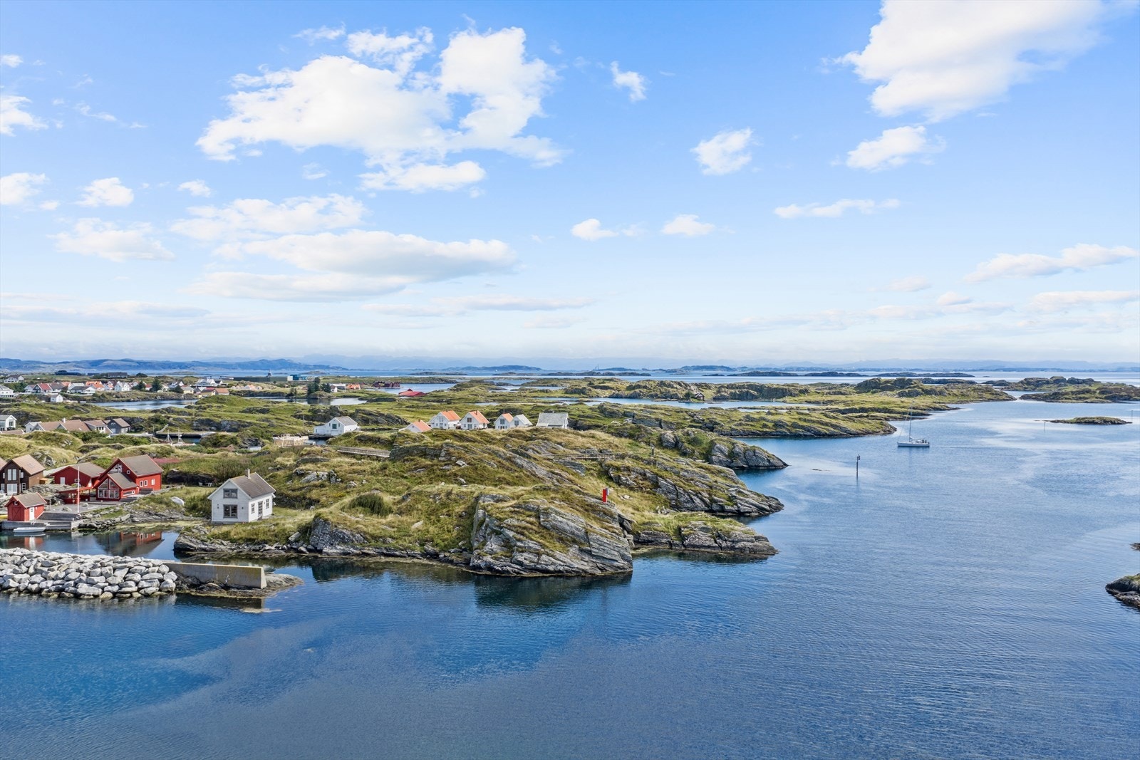 Kvitsøy er kjent for sitt vakre og åpne kystlandskap. Galleribilde