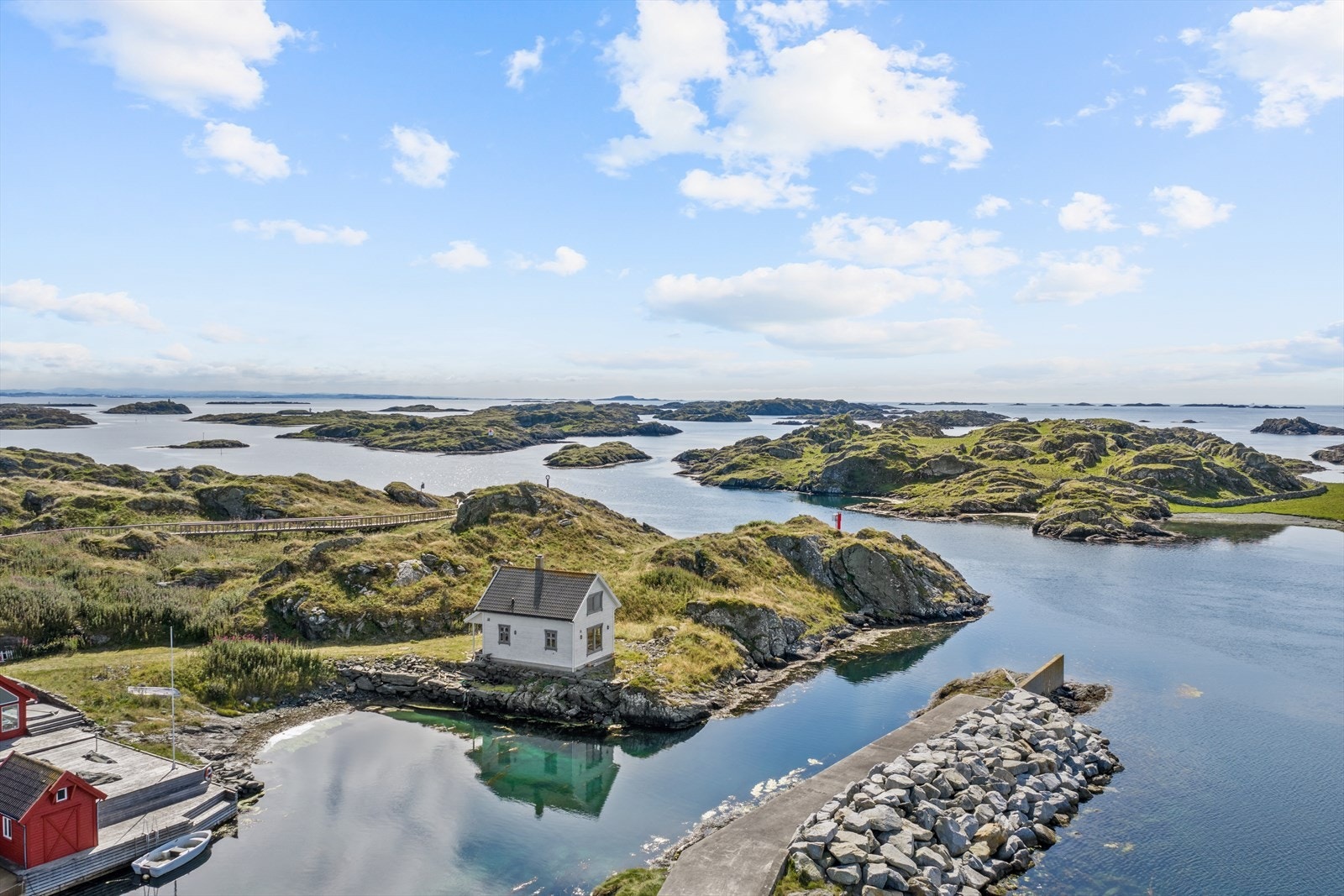 Eiendommen sett i sammenheng med det omkringliggende kystlandskapet. Galleribilde