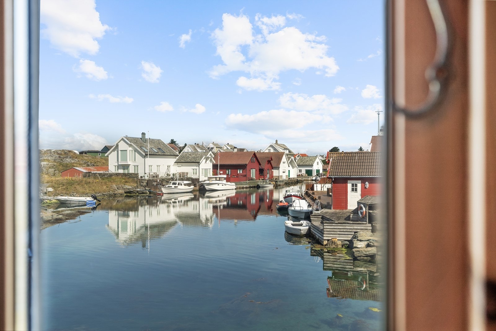 Utsyn mot det sjarmerende og maritime nærmiljøet. Galleribilde