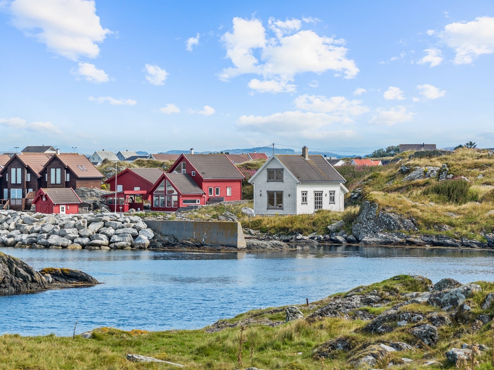 Hytta ligger fint til i det etablerte hytte- og boligområdet på Grøningen. Galleribilde