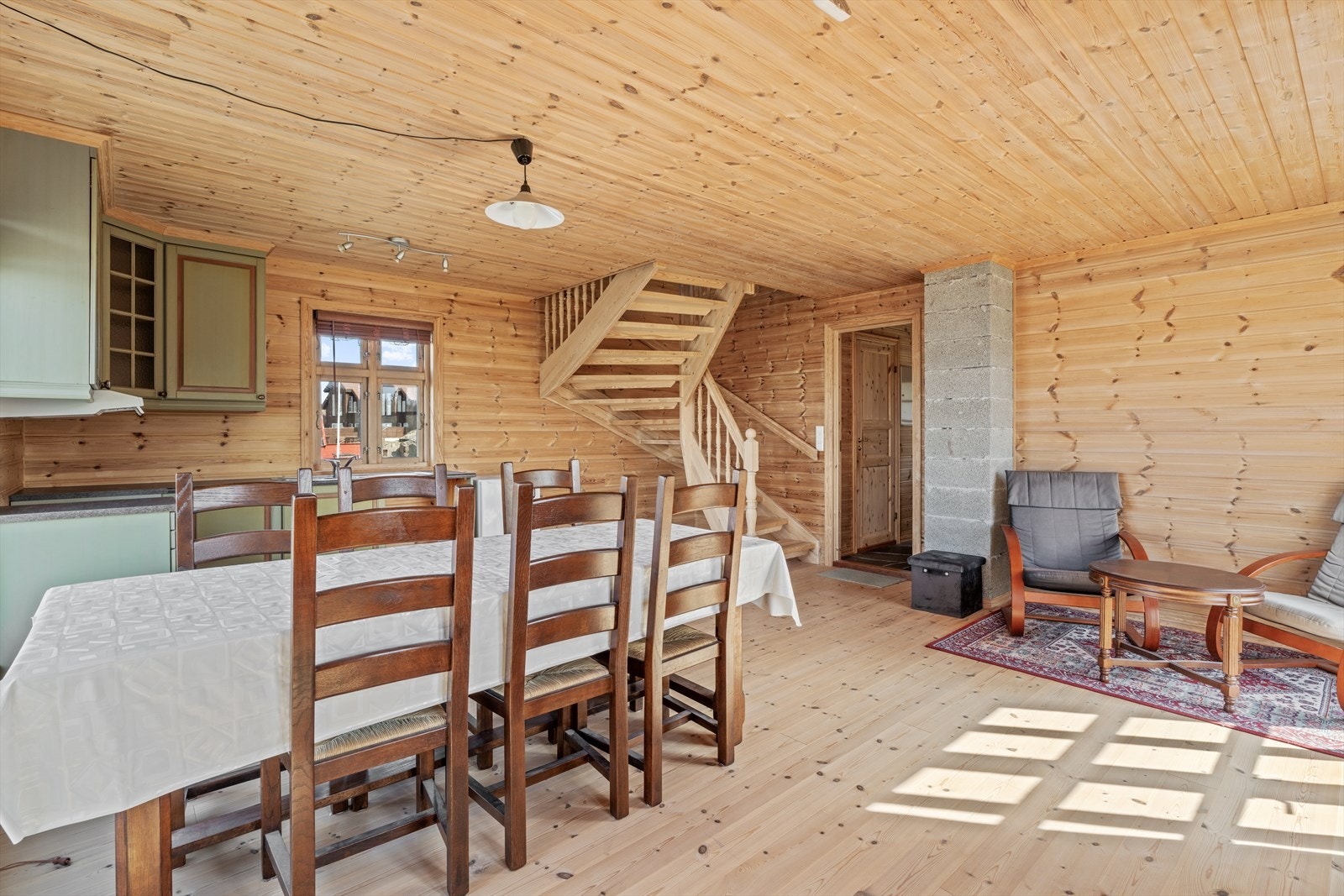 Store vindusflater slipper inn dagslys og rammer inn utsikten mot sjøen. Galleribilde