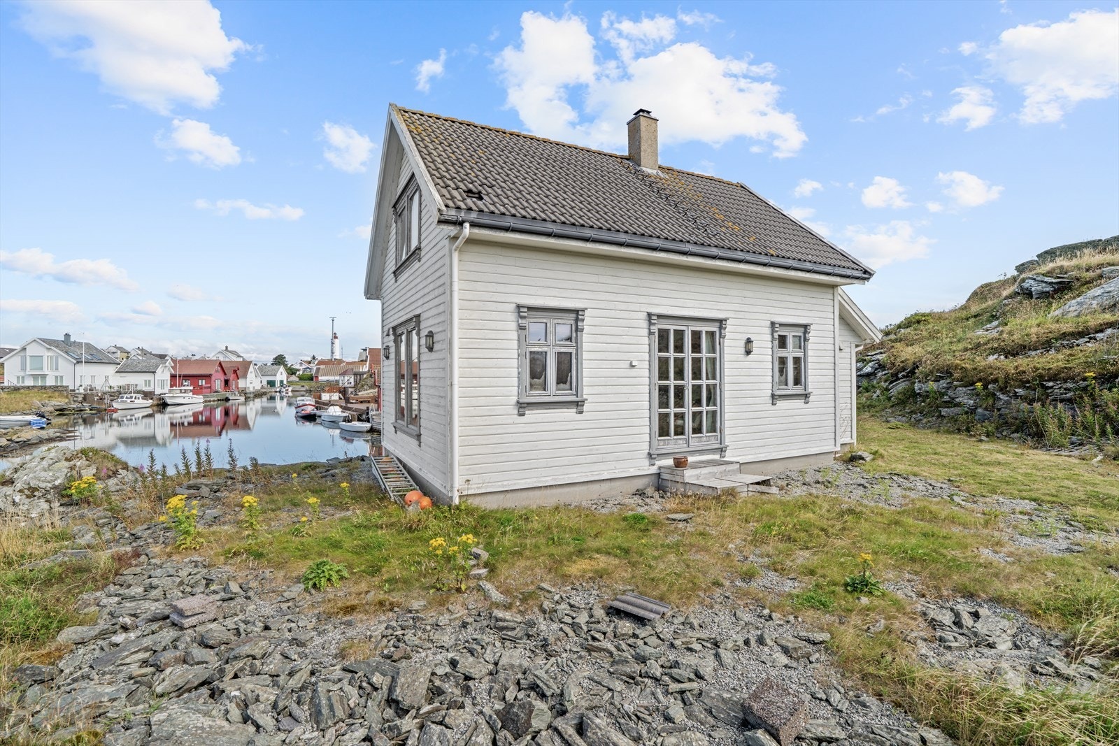 Hytta er plassert i et tilnærmet flatt terreng, lunt og skjermet. Galleribilde