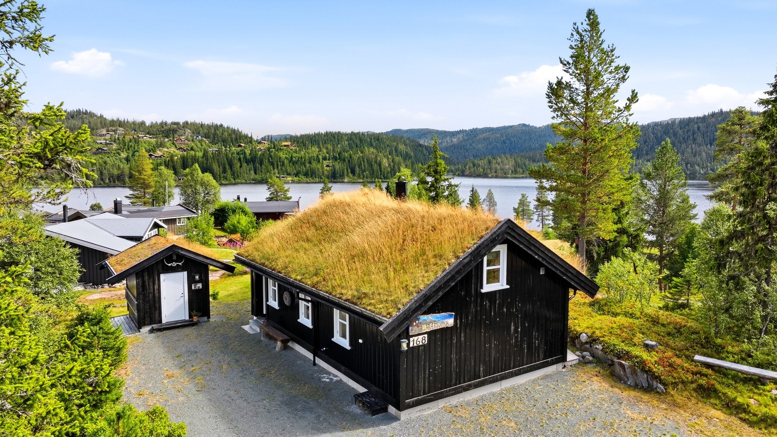Bilvei helt frem og romslig parkering på egen tomt Galleribilde