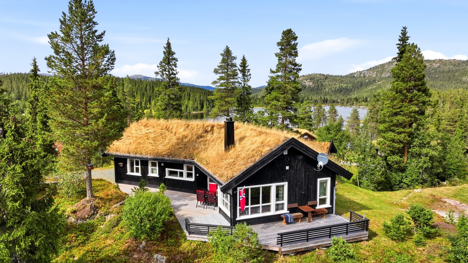 Hytta er fra 2012 og er arkitekttegnet. Svært idyllisk beliggenhet i et etablert hytteområde, 740 meter over havet Galleribilde