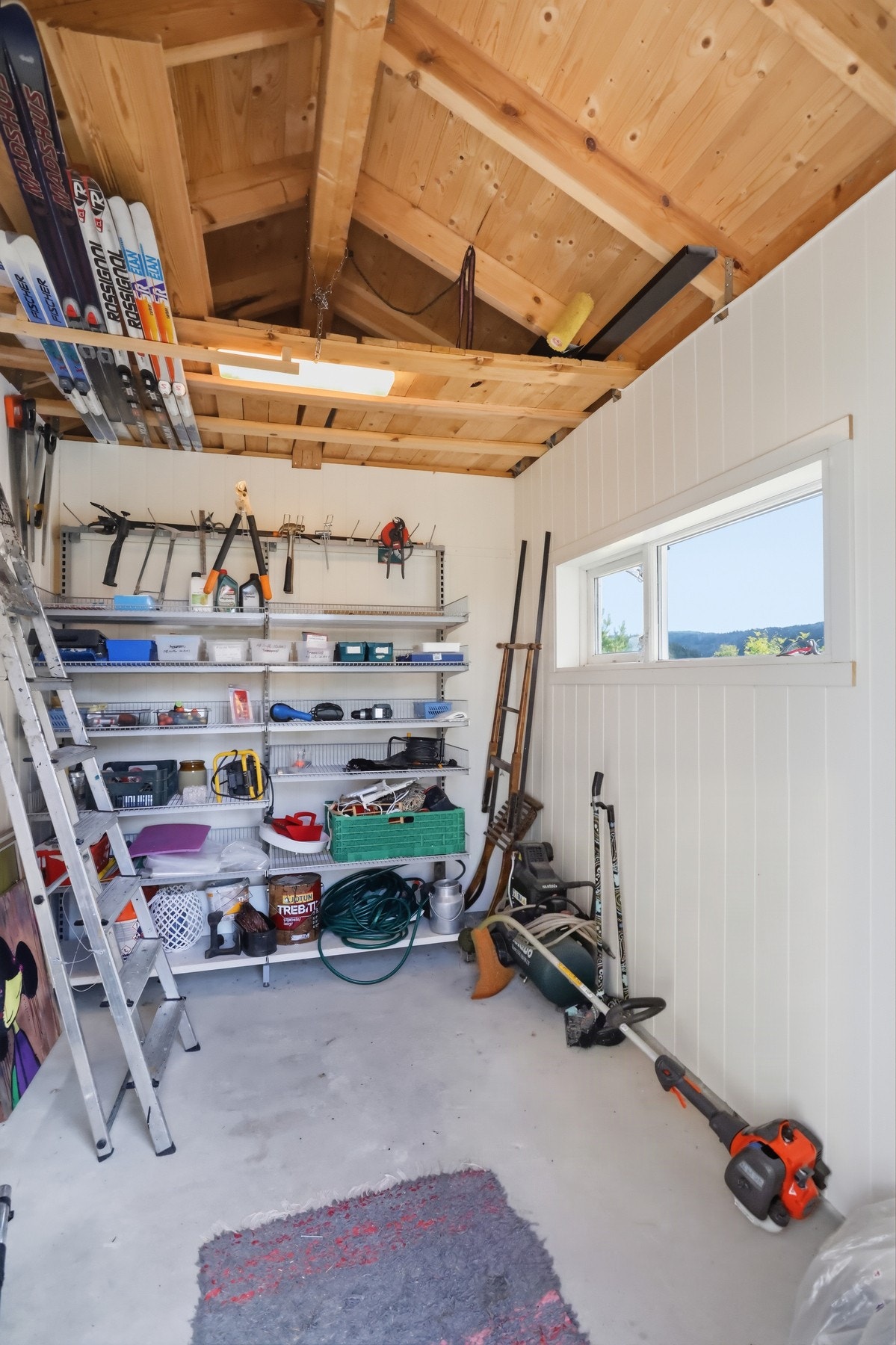 Praktisk bodrom med god plass til oppbevaring av det man måtte trenge Galleribilde