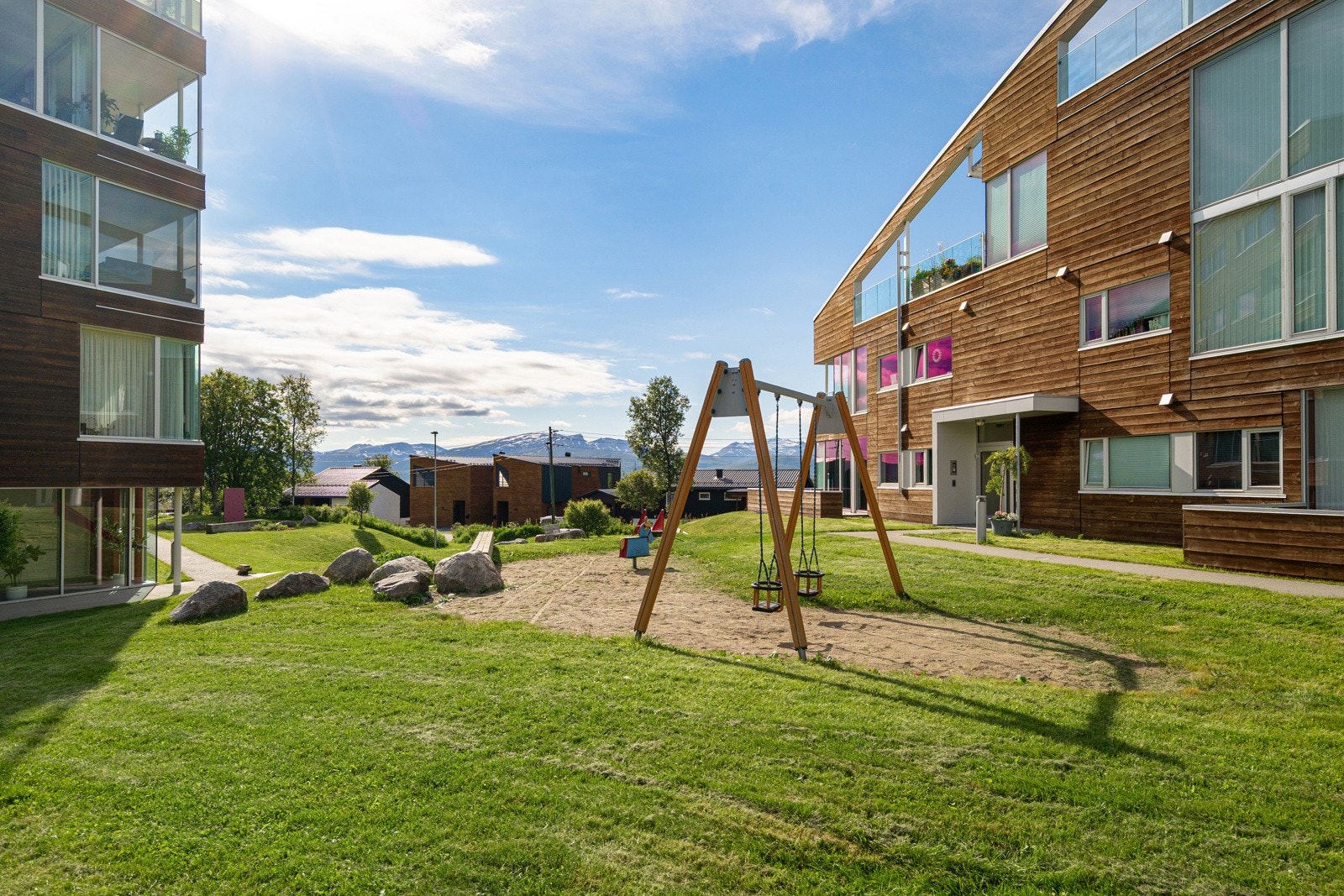 Sameiet Brinken Terrasse ligger fint og fredelig til ved blindvei i eneboligområde på Elverhøy/Stalheim - Rett ved Prestvannet.