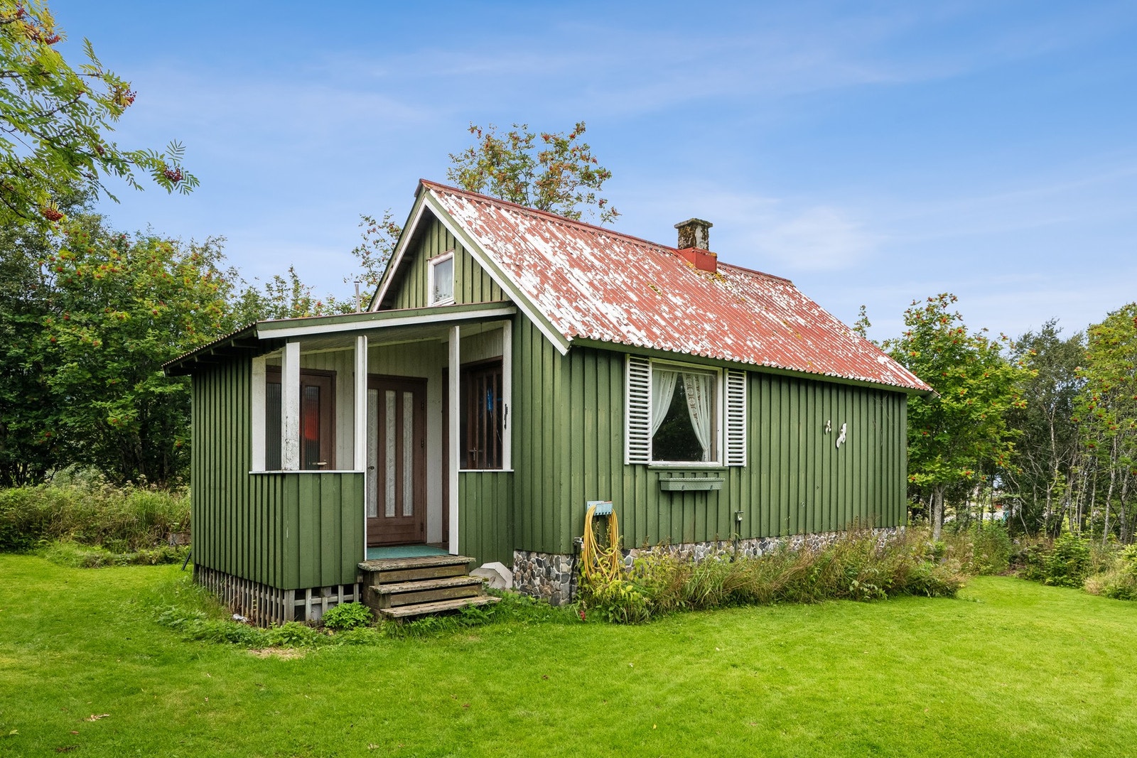 Anneks bestående av oppholdsrom med kjøkkenkrok, bod, toalettrom, loftsrom og uinnredet kjellerrom. Galleribilde