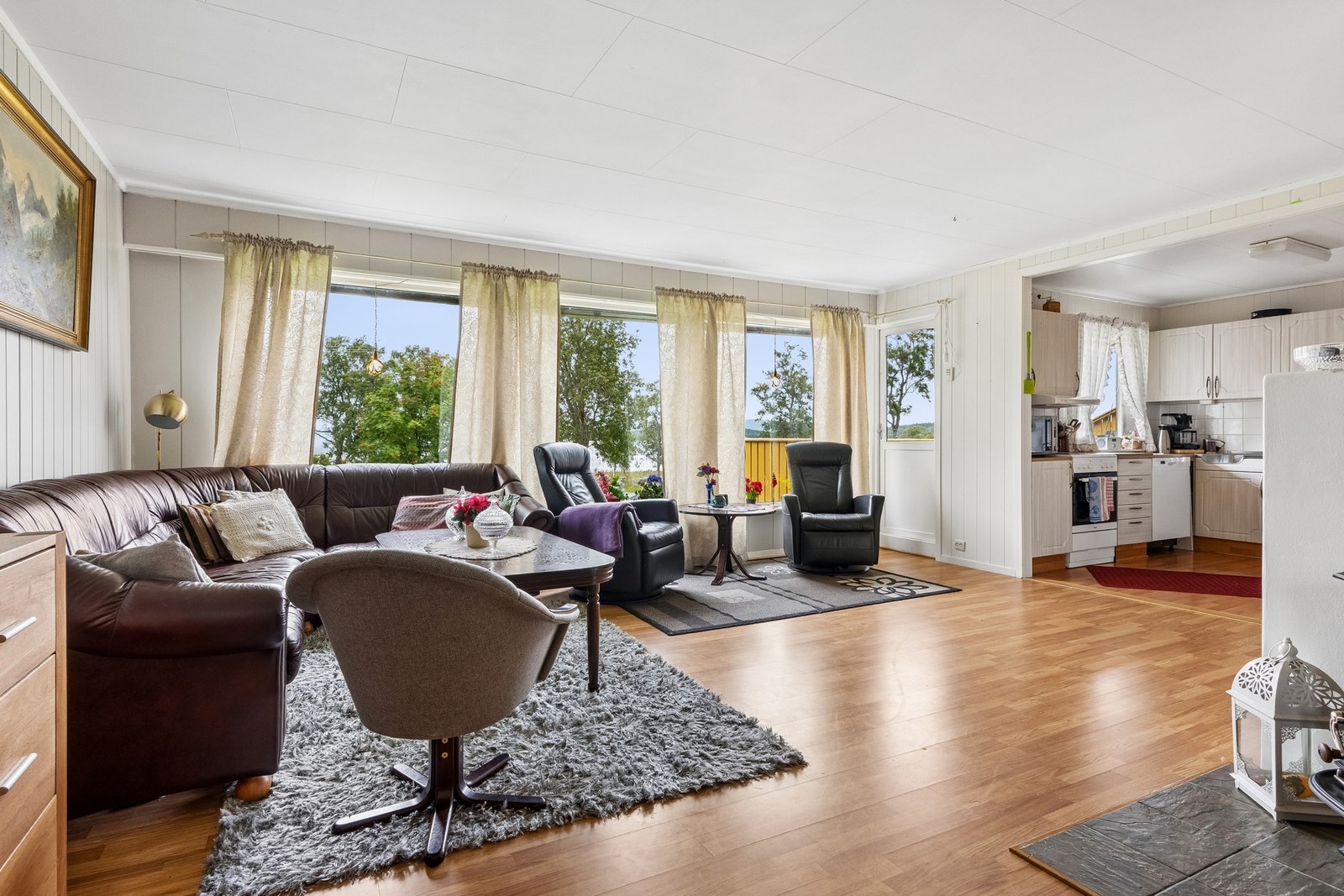 Store vindusflater gir godt med naturlig lysinnslipp. Galleribilde