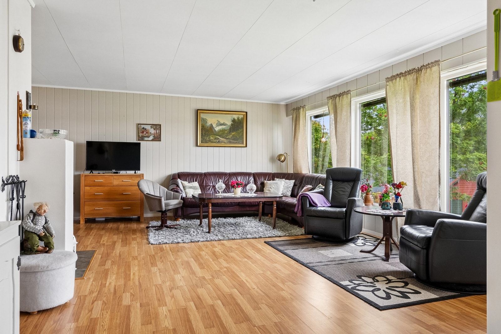 Lys stue med gode møbleringsmuligheter. Galleribilde