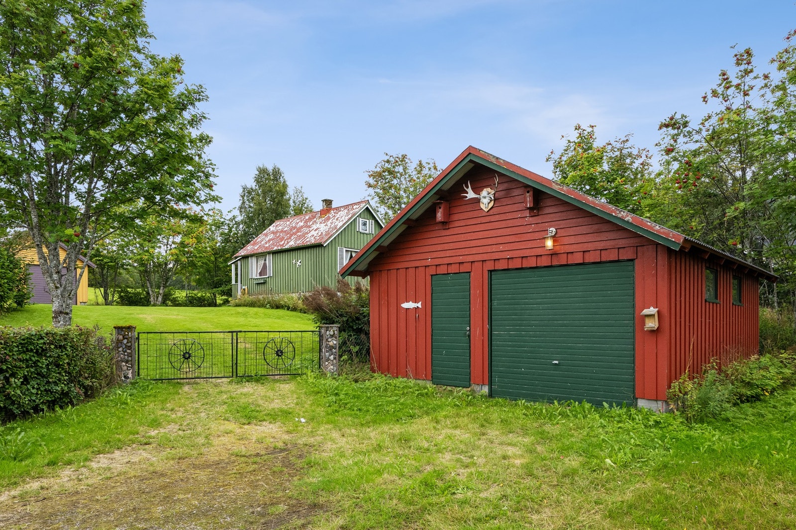 Gode parkeringsmuligheter med oppstillingsplass i garasje og på gårdsplassen. Galleribilde