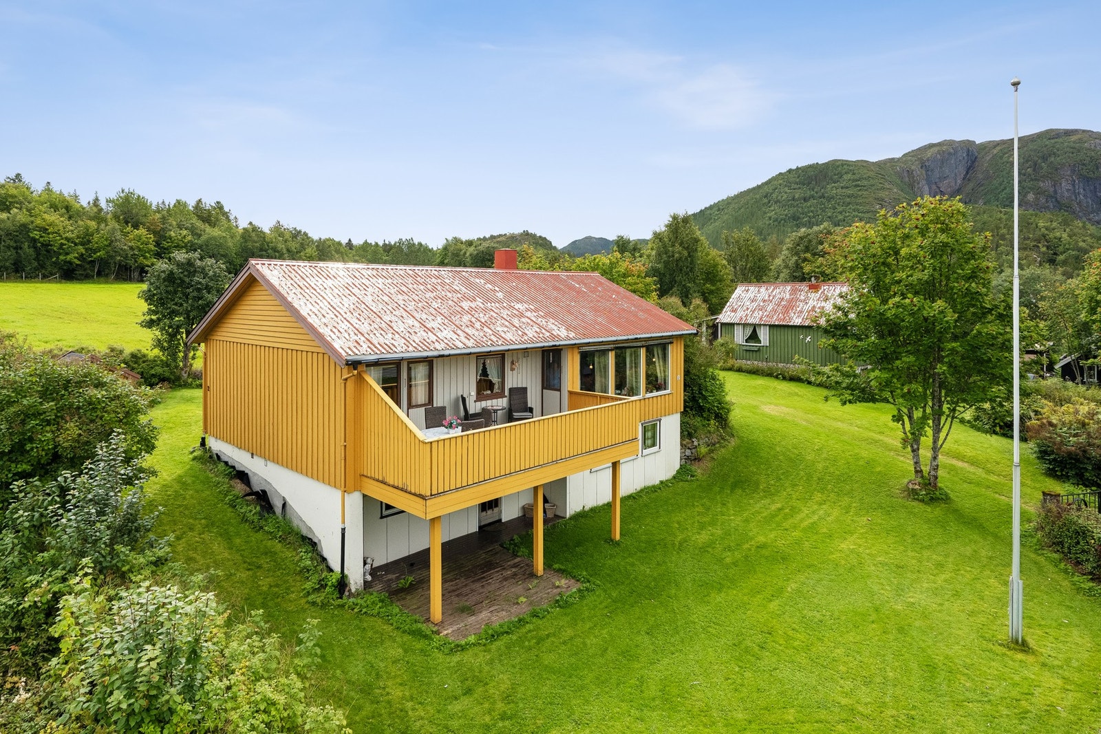 Eiendommen er beliggende på en landlig og romslig tomt på ca. 1,8 mål. Galleribilde