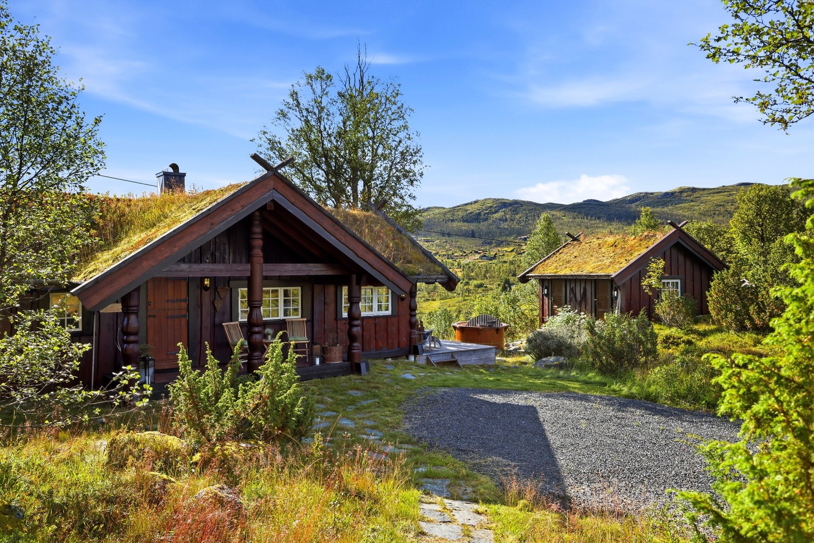 Tomten er på over 2 mål og har en meget idyllisk og usjenert plassering Galleribilde