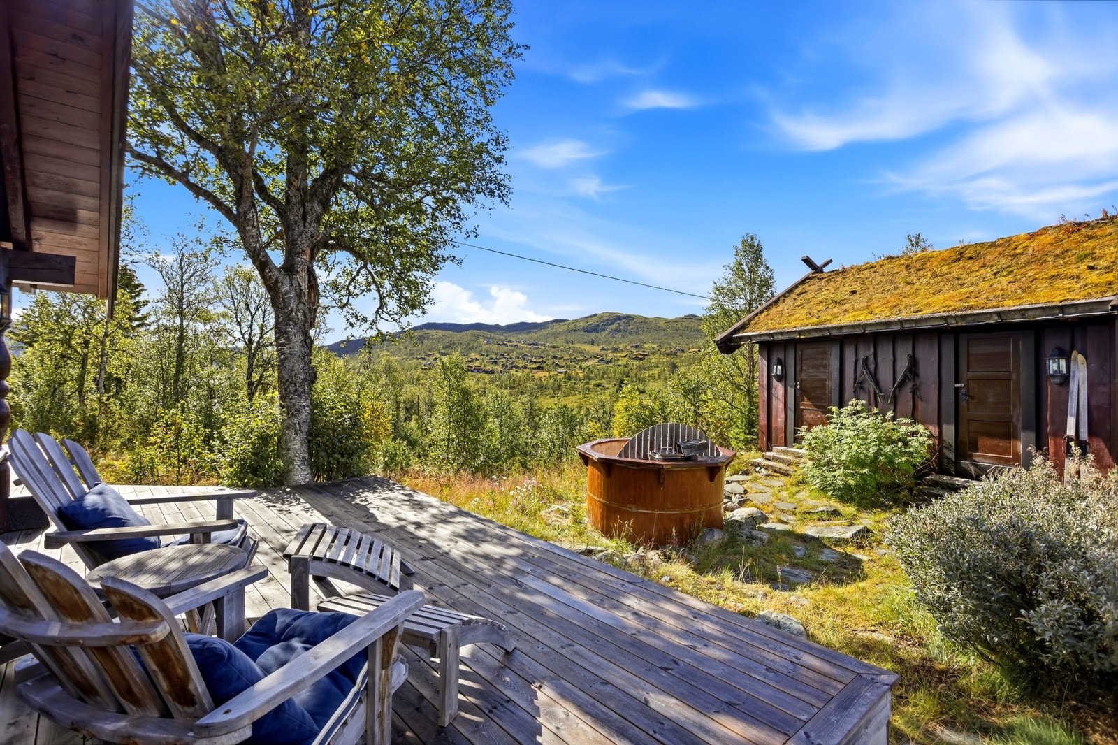 På eiendommen er det oppført to bygg. Frittstående bod på bildet er innredet til soverom og bodrom. (Ikke godkjent til varig opphold) Galleribilde