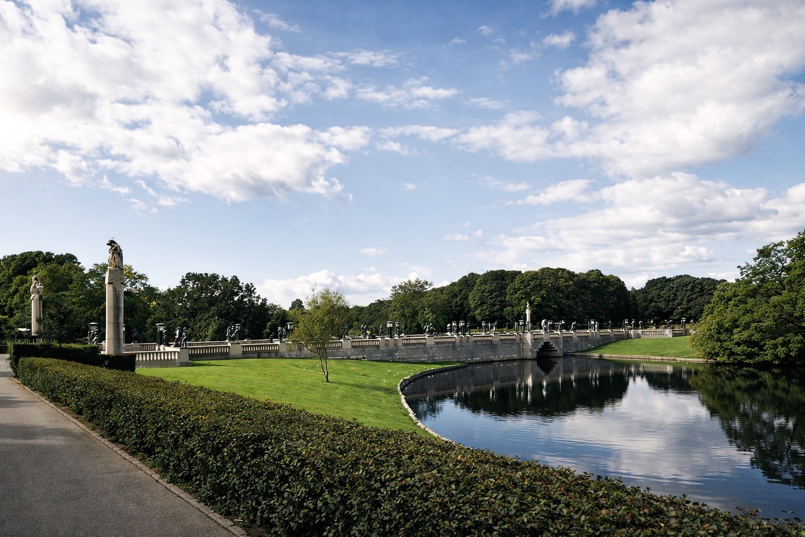 Frognerparken byr på store grøntarealer, Frognerbadet, Frogner stadion og det ikoniske skulpturanlegget Vigelandsparken. Galleribilde
