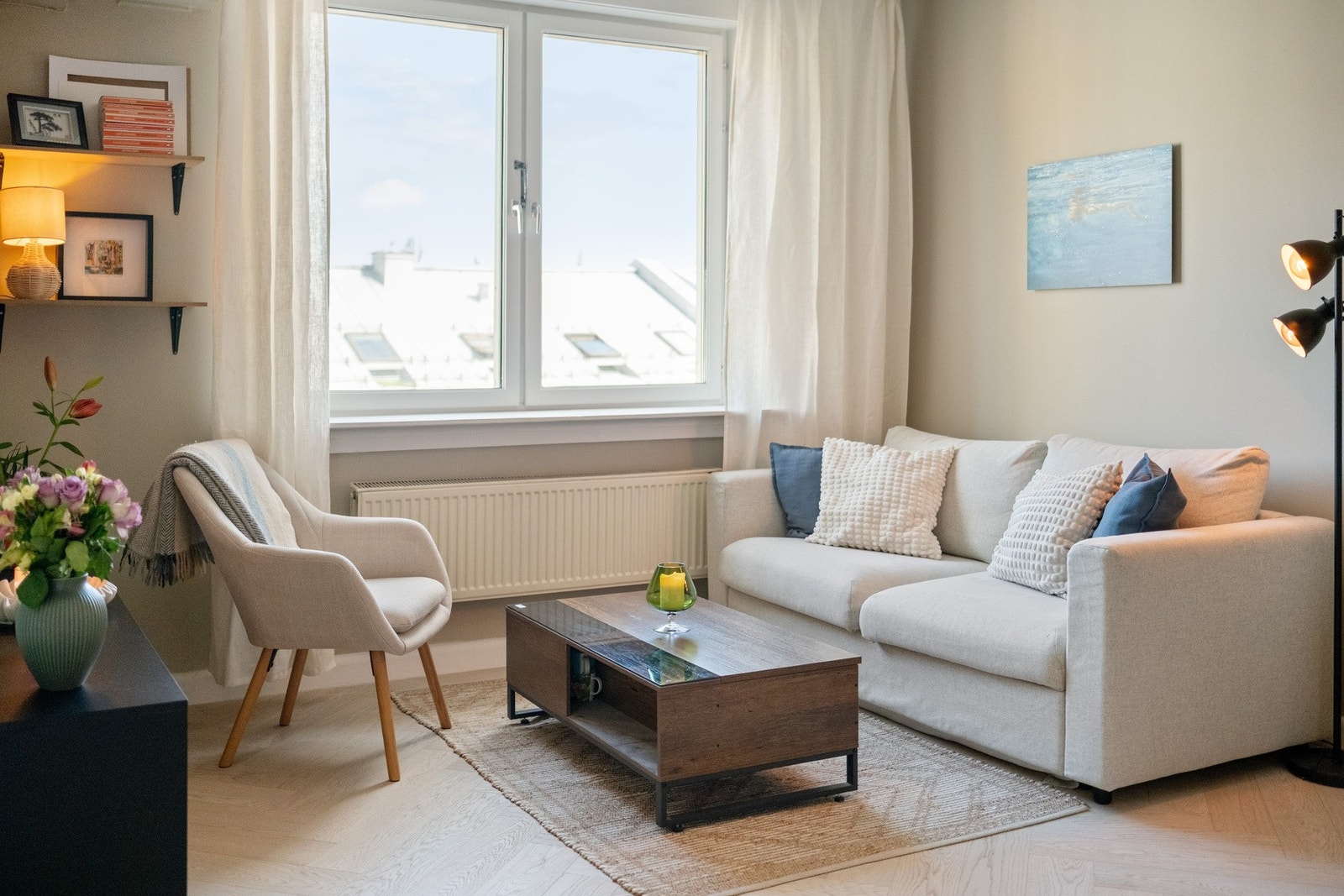 Det er god plass til en komfortabel sofagruppe med stuebord og mediemøblement. Galleribilde