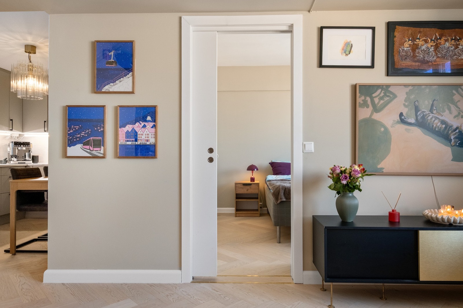Via plassbesparende skyvedører trer man ikke på soverommet. Galleribilde