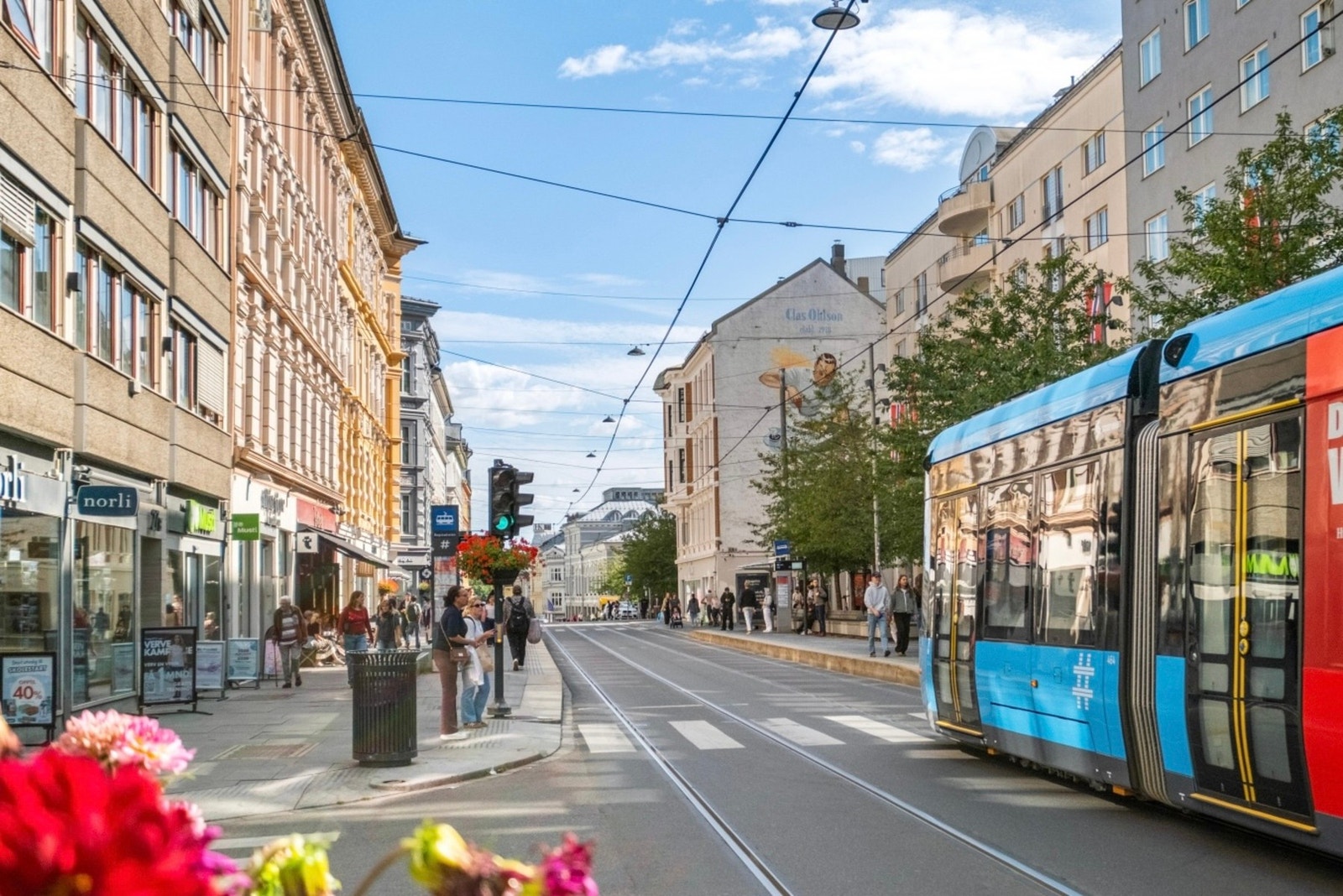 Kollektivtilbudet er svært godt, med flere trikke- og bussforbindelser fra Bogstadveien og Majorstuen. Majorstuen fungerer som et viktig kollektivknutepunkt, med hyppige avganger Galleribilde